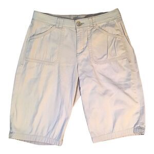 Jones & Co Women’s Bermuda Beige Flat Front Shorts Size 6